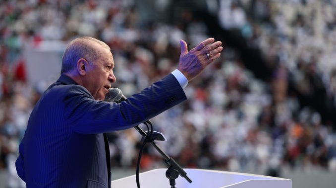 Cumhurbaşkanı Erdoğan, TÜGVA Yaz Okulları Finali Programı’nda yaptığı konuşmada, “Türkiye Yüzyılı vizyonumuzun kuvveden fiile çıkmasına çok az kaldı, milletimizin hasretini çektiği büyük ve güçlü Türkiye’ye kavuşmamıza çok az kaldı. Zulümle, krizle, çatışmayla boğuşan coğrafyamızda barış rüzgârlarının esmesine inanın çok az kaldı” dedi.